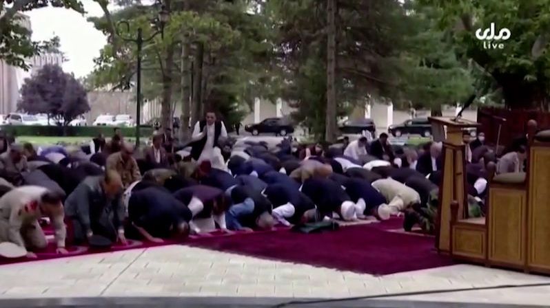Na Afghánce u prezidentského paláce padaly rakety, stejně se dál modlili